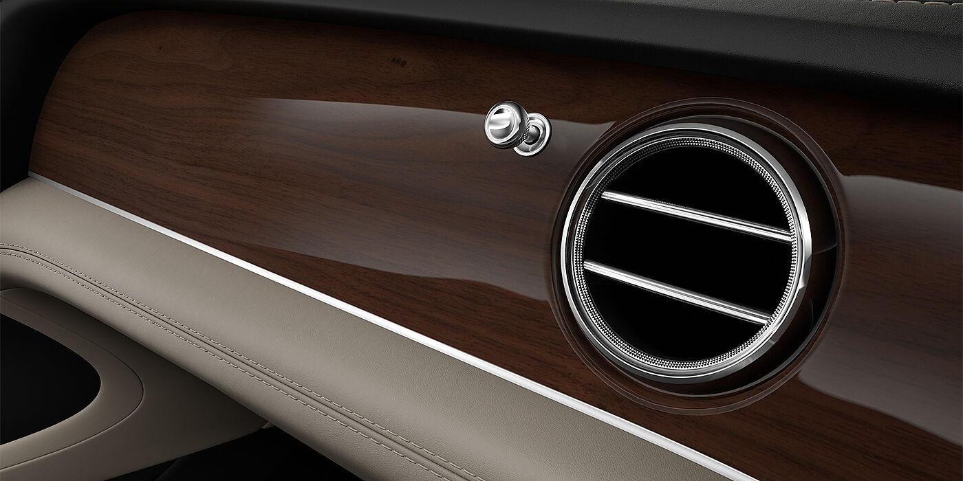 Bentley Köln Bentley Bentayga SUV veneer detail in Crown Cut Walnut 